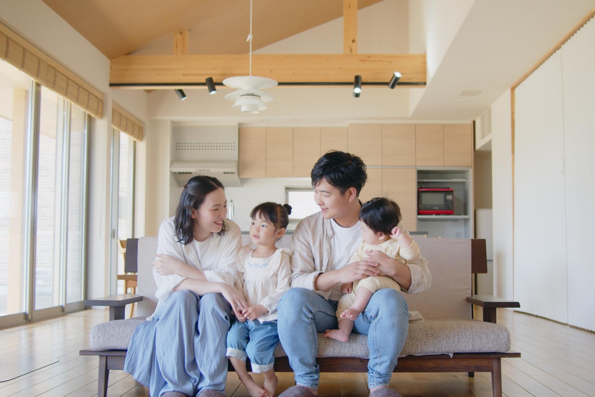 広いリビングと家族